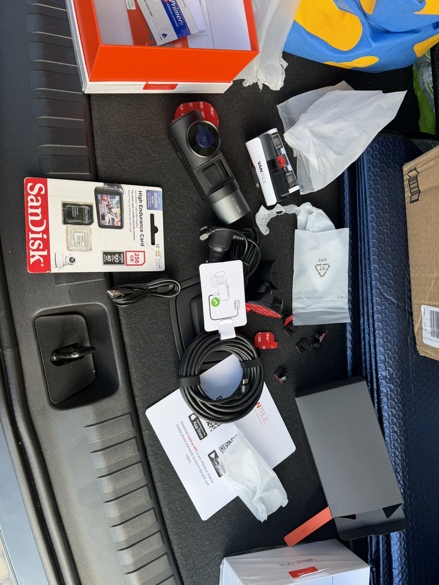 Vantrue camera modules, cables and customer-supplied 256 GB SanDisk High Endurance card